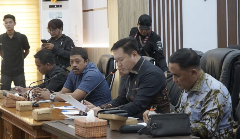 RDPU oleh DPRD Balangan bersama yang menghadirkan perwakilan sopir angkutan se-Kabupaten Balangan terkait kelangkaan BBM jenis solar subsidi. (Foto: Istimewa)
