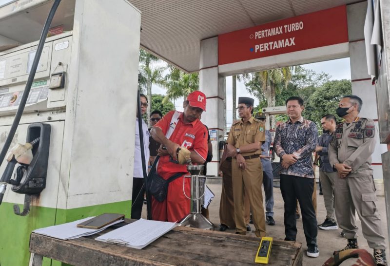 Tera ulang alat ukur bahan bakar minyak (BBM) yang dilakukan Tim Metrologi Legal Kabupaten Balangan di SPBU PT Mustafa Kamal. (Foto: Istimewa)