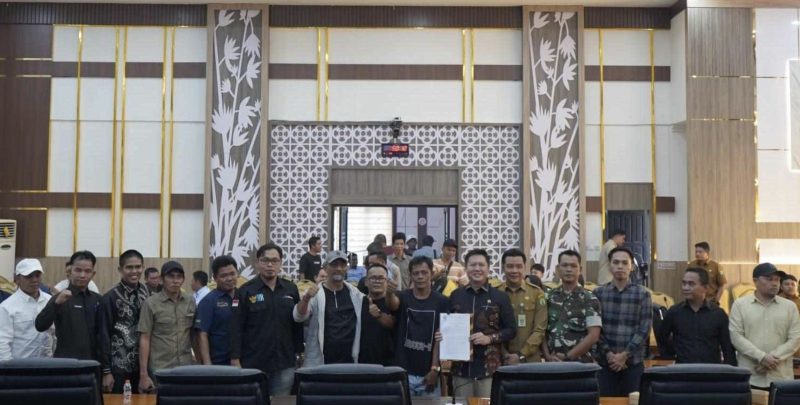 DPRD Kabupaten Balangan dan perwakilan sopir, menyepakati pembentukan satuan tugas atau Satgas terpadu untuk mengawasi distribusi BBM solar bersubsidi. (Foto: Istimewa)