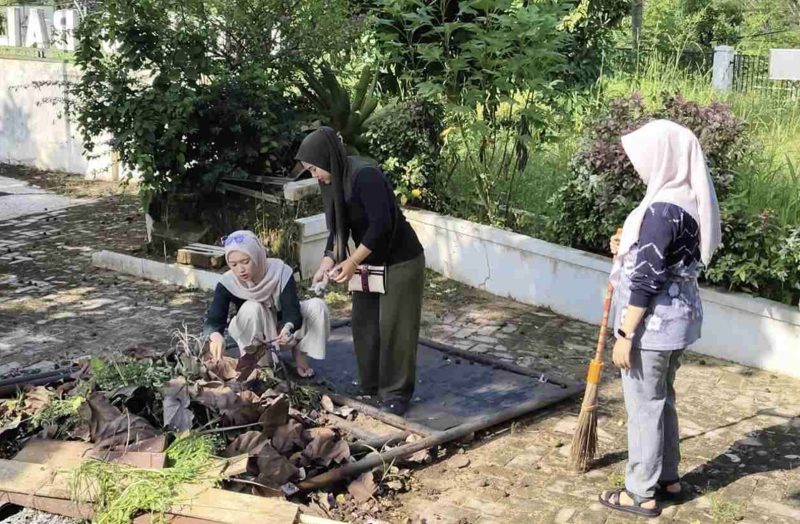 Jajaran Sekretariat Dewan Perwakilan Rakyat Daerah (DPRD) Kabupaten Balangan, melalui kegiatan rutin Jumat Bersih yang dilaksanakan di kawasan perkantoran. (Foto: Istimewa)