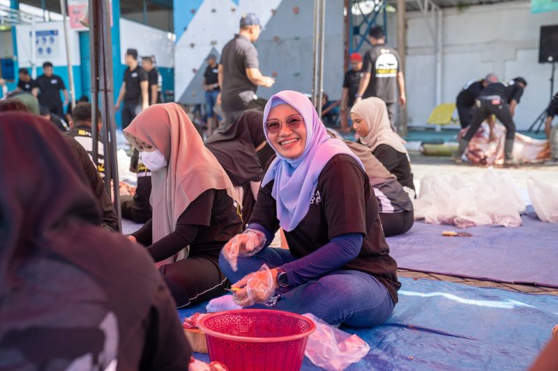 Champion Srikandi PLN UIP3B Kalimantan, Endah Trianingtiyas, bersama panitia turut serta dalam proses pengemasan daging kurban untuk memastikan penyaluran berjalan lancar dan tepat sasaran.