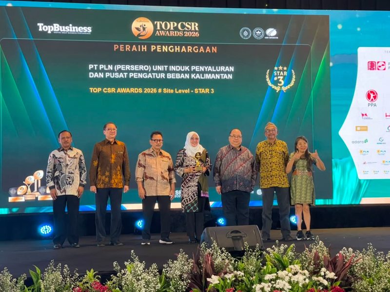 Senior Manager Keuangan, Komunikasi dan Umum PLN UIP3B Kalimantan, Endah Trianingtiyas, menerima penghargaan TOP CSR Awards 2026 Bintang 3 Level Site di Jakarta, Senin (25/5), penghargaan ini diberikan atas keberhasilan program pemberdayaan masyarakat melalui pemanfaatan FABA dan pengembangan budidaya ikan berbasis teknologi akuakultur.
