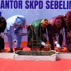 Bupati Kotabaru H. Muhammad Rusli, S.Sos., melakukan peletakan batu pertama pembangunan Empat kantor Satuan Kerja Perangkat Daerah (SKPD) di kawasan Sebelimbingan. (Foto: Istimewa)