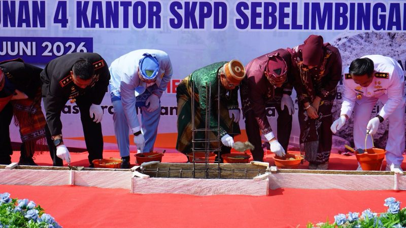 Bupati Kotabaru H. Muhammad Rusli, S.Sos., melakukan peletakan batu pertama pembangunan Empat kantor Satuan Kerja Perangkat Daerah (SKPD) di kawasan Sebelimbingan. (Foto: Istimewa)