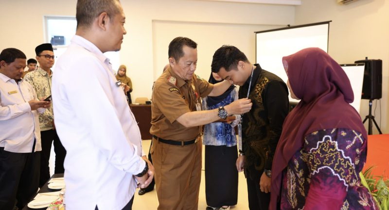 Penyematan tanda pengenal Pelatihan Petugas Lapangan Sensus Ekonomi 2026 (SE2026) Gelombang I Tahun 2026. (Foto: Istimewa)