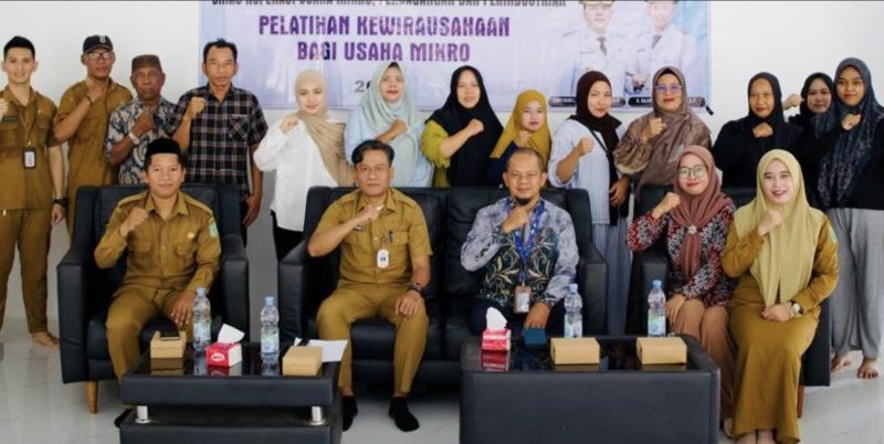 Pelaku usaha mikro di Kabupaten Tanah Bumbu mengikuti Pelatihan Kewirausahaan yang berlangsung di Desa Kersik Putih, Kecamatan Batulicin. (Foto: Istimewa)