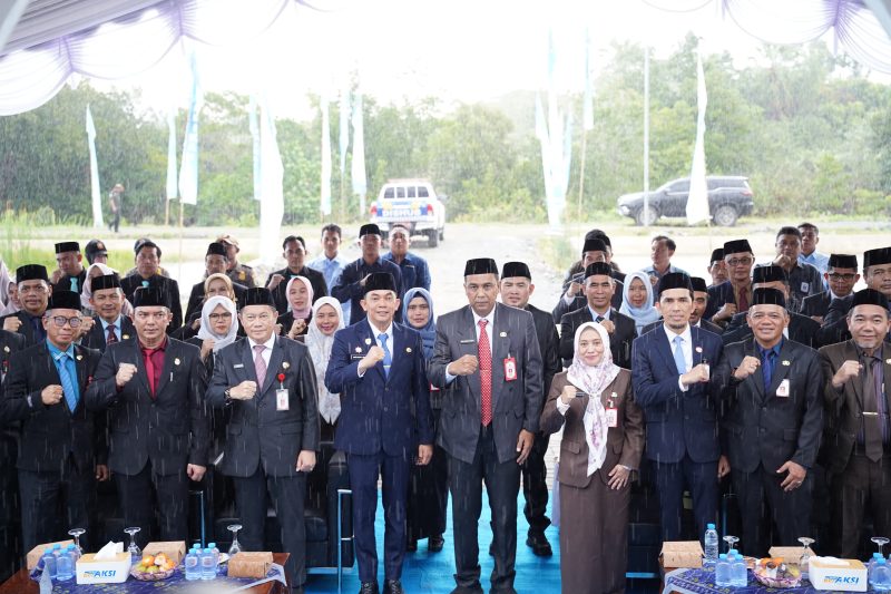 Bupati Tanah Bumbu, Andi Rudi Latif melantik dan mengambil sumpah jabatan dalam rangka Pelantikan Jabatan Pimpinan Tinggi (JPT) Pratama. (Foto: Istimewa)