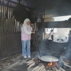 Salah satu Srikandi PLN turut mempraktikkan proses pembuatan dodol durian bersama peserta pelatihan sebagai bentuk dukungan terhadap pengembangan usaha berbasis potensi lokal dan pemberdayaan masyarakat Desa Biih.