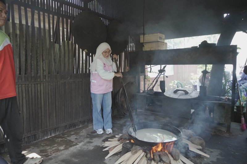 Salah satu Srikandi PLN turut mempraktikkan proses pembuatan dodol durian bersama peserta pelatihan sebagai bentuk dukungan terhadap pengembangan usaha berbasis potensi lokal dan pemberdayaan masyarakat Desa Biih.