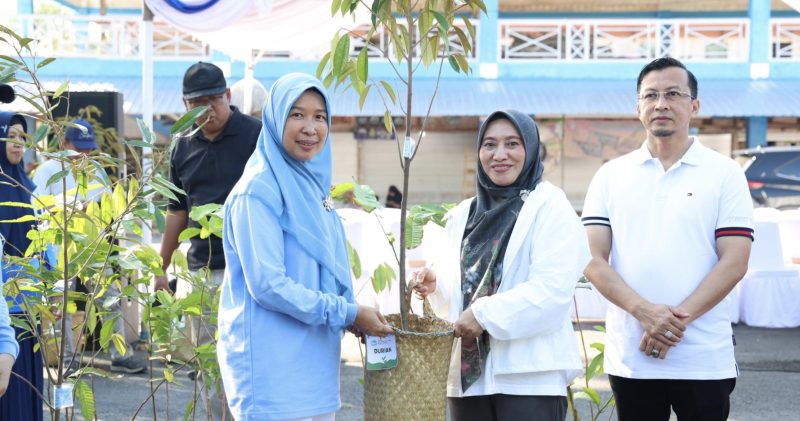 Pemerintah Kabupaten Tanah Bumbu (Pemkab Tanbu) meneguhkan komitmen penghijauan dengan menyerahkan bibit tanaman kepada 12 Kecamatan dan beberapa Desa. (Foto: Istimewa)
