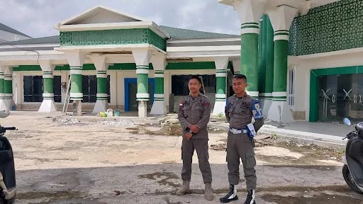 Personel Satpol PP Balangan melakukan penjagaan di Istana Anak Yatim. (Foto: Istimewa)