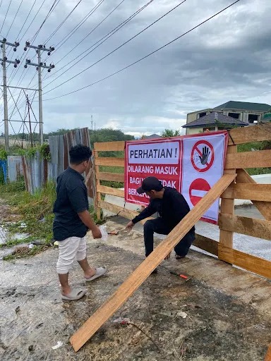Proses pemasangan pagar penggalang oleh Dinas PUPRPerkim Balangan. (Foto: Istimewa)