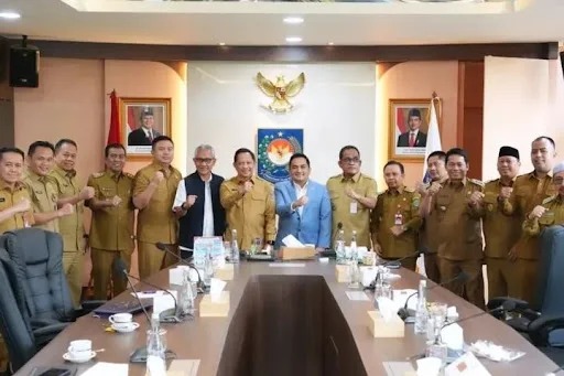 Bupati Balangan H Abdul Hadi bersama kepala daerah se-Kalsel I usai menghadiri pertemuan strategis dengan Menteri Dalam Negeri RI di Jakarta. (Foto: Istimewa)
