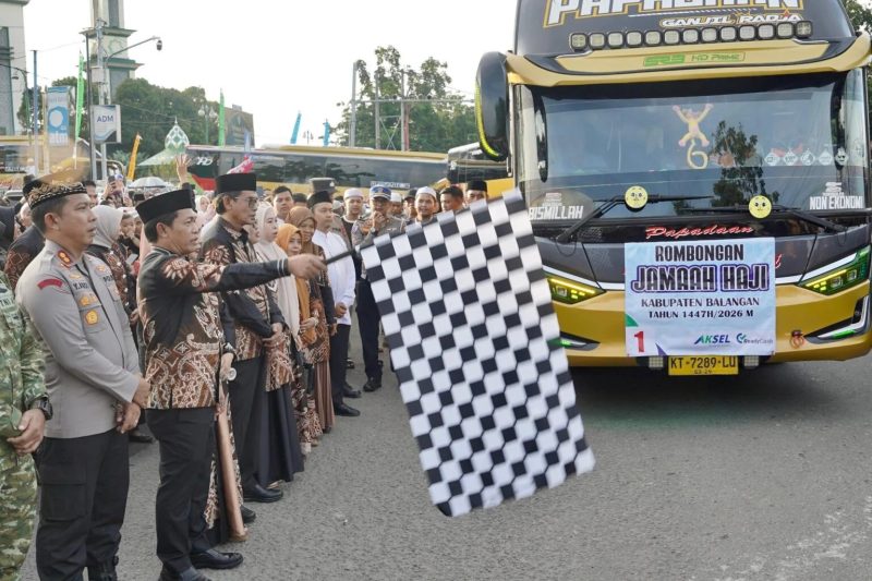 Bupati Balangan, H Abdul Hadi, melepas keberangkatan 214 calon jemaah haji (CJH) asal Kabupaten Balangan. (Foto: Istimewa)