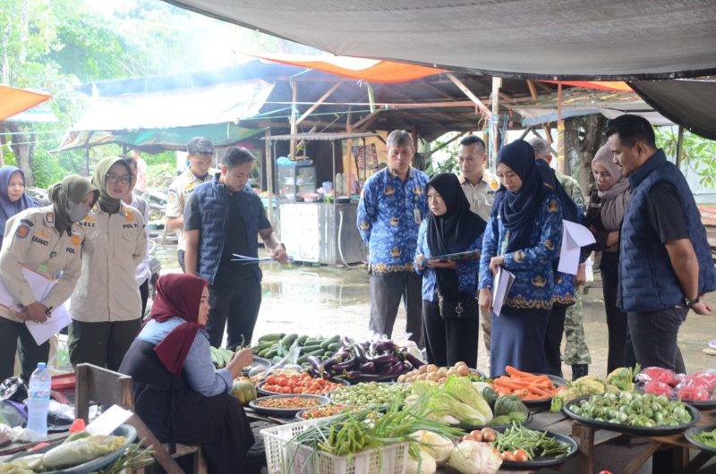 Sidak Dinas Perindustrian dan Perdagangan (Disperindag) bersama Dinas Ketahanan Pangan, Perikanan, dan Pertanian (DKP3) Balangan menggelar Inspeksi Mendadak di Pasar Modern Adaro Paringin. (Foto: istimewa)