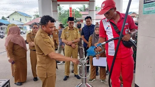 Wabup memantau langsung kegiatan pengawasan dan tera ulang alat ukur bahan bakar di SPBU PT Mustafa. (Foto: Istimewa)
