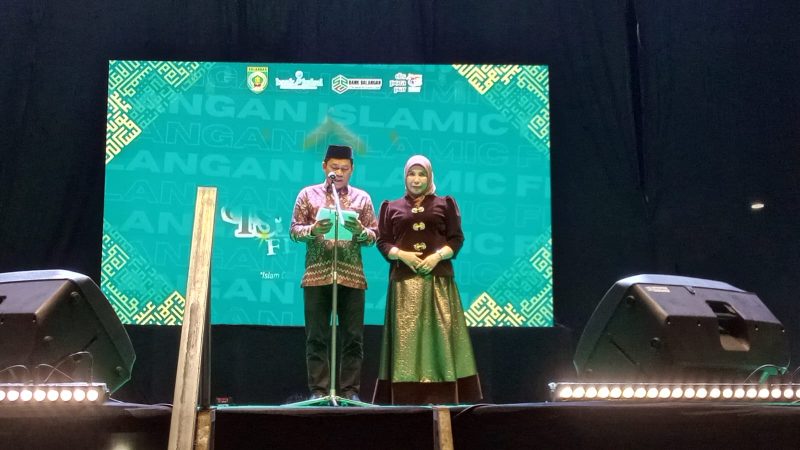Bupati Balangan didampingi Ketua TP-PKK saat penutupan BIF 2026. (Foto: Istimewa)