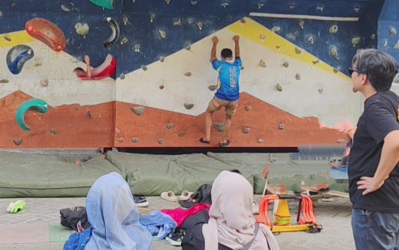 Ketua FPTI Kalsel, Hasnuryadi Sulaiman memberikan semangat dan motivasi kepada atlet FPTI Provinsi Kalsel sebelum berlaga di Kejurnas Kelompok Umur 2026. (Foto: Istimewa)