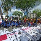 Badan Eksekutif Mahasiswa (BEM) se-Kalimantan Selatan (Kalsel) menyuarakan aspirasi di depan Kantor DPRD Kalsel. (Foto: Istimewa)