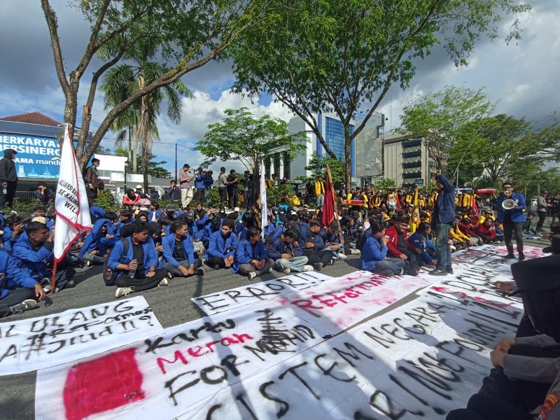 Badan Eksekutif Mahasiswa (BEM) se-Kalimantan Selatan (Kalsel) menyuarakan aspirasi di depan Kantor DPRD Kalsel. (Foto: Istimewa)
