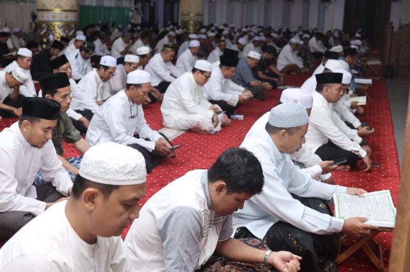 Ratusan jemaah mengikuti kegiatan zikir dan Khataman Quran menyambut Tahun Baru Islam 1448 Hijriyah di Bumi Bersujud Tanah Bumbu. (Foto: Istimewa)