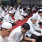 Ratusan jemaah mengikuti kegiatan zikir dan Khataman Quran menyambut Tahun Baru Islam 1448 Hijriyah di Bumi Bersujud Tanah Bumbu. (Foto: Istimewa)