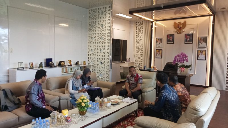Badan Pusat Statistik (BPS) Kabupaten Kotabaru resmi memulai pelaksanaan Sensus Ekonomi 2026 dengan melakukan pendataan terhadap Wakil Bupati Kotabaru, Syairi Mukhlis. (Foto: Istimewa)