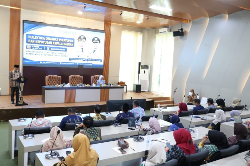 Staf Ahli Bidang Pemerintahan, Hukum, dan Politik, Deny Hariyanto, secara resmi membuka kegiatan Dialektika Dinamika Peraturan dan Keputusan Kepala Daerah Kabupaten Tanah Bumbu Tahun 2026. (Foto: Istimewa)