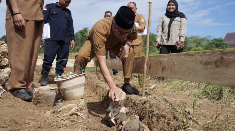 Asisten Bidang Perekonomian dan Pembangunan Sekretariat Daerah Kabupaten Balangan, Muhammad Nor, saat peletakan batu pertama. (Foto: Istimewa)