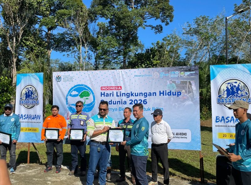 kegiatan babarasih aliran sungai balangan (Basaruan) dalam rangka memperingati Hari Lingkungan Hidup Sedunia. (Foto: Istimewa)