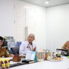 Bupati Tanah Bumbu, Andi Rudi Latif, mengikuti secara virtual peresmian pembangunan jalan daerah sepanjang 1.151 kilometer yang tersebar di 37 provinsi. (Foto: Istimewa)