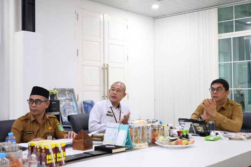 Bupati Tanah Bumbu, Andi Rudi Latif, mengikuti secara virtual peresmian pembangunan jalan daerah sepanjang 1.151 kilometer yang tersebar di 37 provinsi. (Foto: Istimewa)