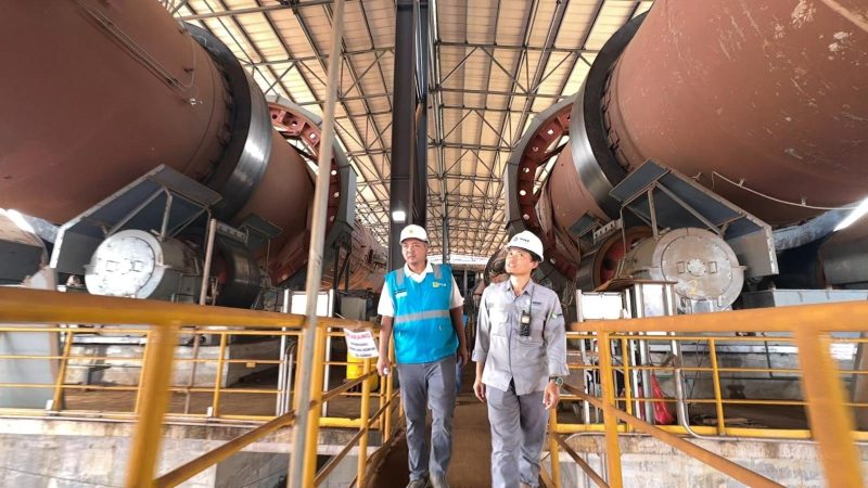 Manager PLN UP2B Kaltimra, Dita Agustiono sedang melakukan inspeksi rutin (walkdown) di area pembangkit untuk memastikan kondisi peralatan tetap andal dan beroperasi normal.