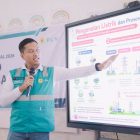 Manager PLN UPT Banjarbaru, Bayu Putra Andrianto, memberikan edukasi mengenai proses penyaluran tenaga listrik kepada siswa SDN Tiwingan Baru, Kecamatan Aranio, Kabupaten Banjar, pada Kamis (7/5), dalam kegiatan PLN Goes to School yang diselenggarakan PLN UPT Banjarbaru bersama Srikandi PLN guna meningkatkan pemahaman siswa terkait ketenagalistrikan dan keselamatan penggunaan listrik.