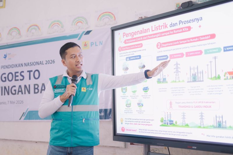 Manager PLN UPT Banjarbaru, Bayu Putra Andrianto, memberikan edukasi mengenai proses penyaluran tenaga listrik kepada siswa SDN Tiwingan Baru, Kecamatan Aranio, Kabupaten Banjar, pada Kamis (7/5), dalam kegiatan PLN Goes to School yang diselenggarakan PLN UPT Banjarbaru bersama Srikandi PLN guna meningkatkan pemahaman siswa terkait ketenagalistrikan dan keselamatan penggunaan listrik.