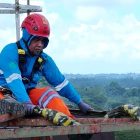 PLN UP2B Kaltimra Pasang Perangkat Anti Hewan pada tower master komunikasi radio jaga komunikasi sistem demi listrik andal.