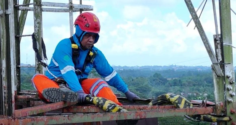 PLN UP2B Kaltimra Pasang Perangkat Anti Hewan pada tower master komunikasi radio jaga komunikasi sistem demi listrik andal.