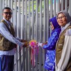 Manager Komunikasi dan TJSL PLN UIP3B Kalimantan bersama Kepala Sekolah SMP Negeri 3 Banjarbaru meresmikan fasilitas air minum osmosis sebagai bagian dari Program TJSL PLN.