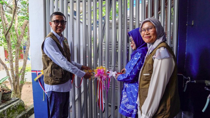 Manager Komunikasi dan TJSL PLN UIP3B Kalimantan bersama Kepala Sekolah SMP Negeri 3 Banjarbaru meresmikan fasilitas air minum osmosis sebagai bagian dari Program TJSL PLN.