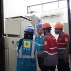 Petugas PLN UP2B Kalselteng melaksanakan pemeliharaan Gateway SCADA di Gardu Induk Pelaihari, Kabupaten Tanah Laut, sebagai upaya menjaga keandalan sistem pemantauan dan pengendalian jaringan tenaga listrik serta mendukung transformasi digital pengelolaan aset kelistrikan.