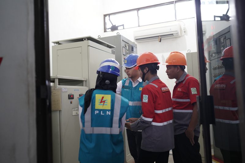 Petugas PLN UP2B Kalselteng melaksanakan pemeliharaan Gateway SCADA di Gardu Induk Pelaihari, Kabupaten Tanah Laut, sebagai upaya menjaga keandalan sistem pemantauan dan pengendalian jaringan tenaga listrik serta mendukung transformasi digital pengelolaan aset kelistrikan.