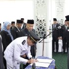 Bupati Tanah Bumbu, Andi Rudi Latif melantik dan mengambil sumpah jabatan Pejabat Administrator dan Pejabat Pengawas di lingkungan Pemerintah Kabupaten Tanah Bumbu. (Foto: Istimewa)