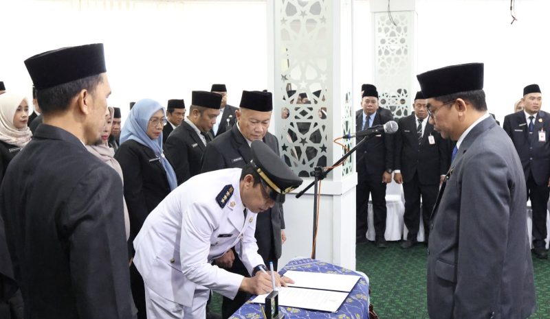 Bupati Tanah Bumbu, Andi Rudi Latif melantik dan mengambil sumpah jabatan Pejabat Administrator dan Pejabat Pengawas di lingkungan Pemerintah Kabupaten Tanah Bumbu. (Foto: Istimewa)