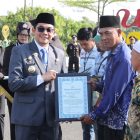 Bupati Tanah Bumbu Andi Rudi Latif menyerahkan piagam penghargaan kepada para relawan kemanusiaan. (Foto: Istimewa)