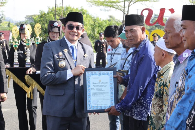 Bupati Tanah Bumbu Andi Rudi Latif menyerahkan piagam penghargaan kepada para relawan kemanusiaan. (Foto: Istimewa)