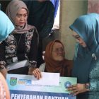 Tim Penggerak PKK Kabupaten Tanah Bumbu berkolaborasi dengan Bank Kalsel menggelar bakti sosial dengan menyalurkan bantuan kepada masyarakat di Kecamatan Karang Bintang. (Foto: Istimewa)