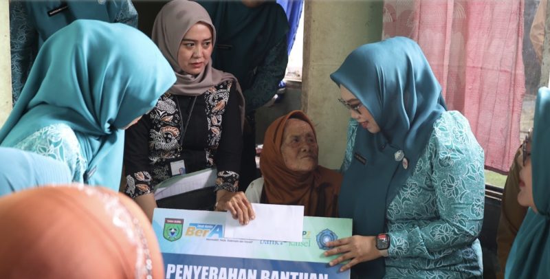 Tim Penggerak PKK Kabupaten Tanah Bumbu berkolaborasi dengan Bank Kalsel menggelar bakti sosial dengan menyalurkan bantuan kepada masyarakat di Kecamatan Karang Bintang. (Foto: Istimewa)