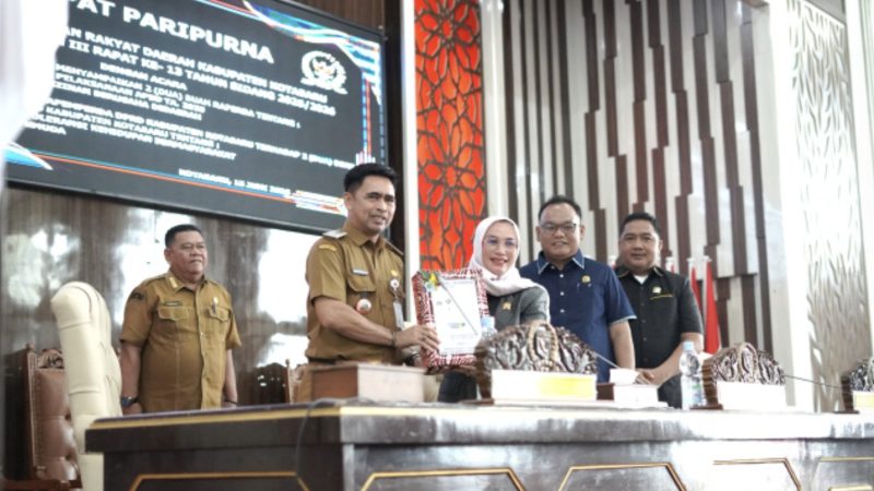 Rapat Paripurna Masa Persidangan III dengan agenda penyampaian empat Rancangan Peraturan Daerah (Raperda). (Foto: Istimewa)