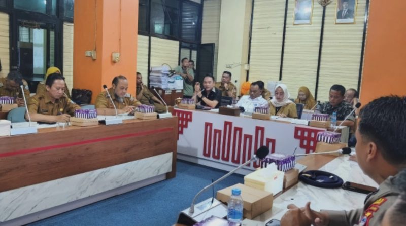 DPRD Kotabaru mengadakan rapat dengar pendapat (RDP) yang di pimpin Ketua DPRD Suwanti. (Foto: Istimewa)