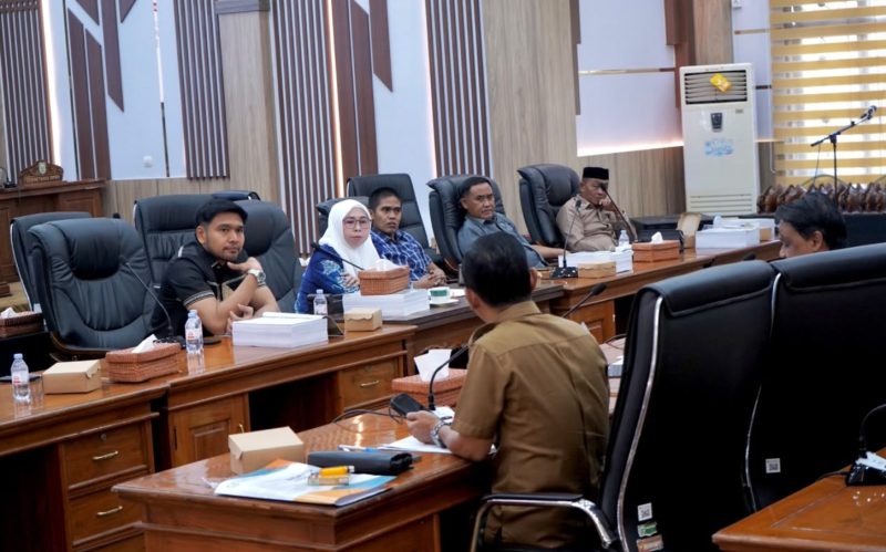 DPRD Balangan menggelar rapat kerja bersama jajaran Pemerintah Kabupaten Balangan di Ruang Rapat Paripurna DPRD Balangan. (Foto: Istimewa)